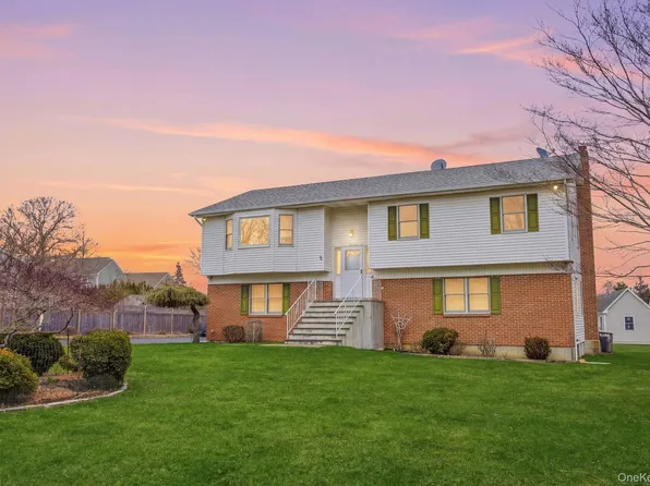 1450 McCann Lane, Riverhead, NY 11944