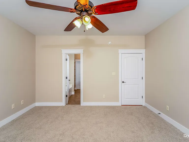 925 Clover Cir — Photo 9