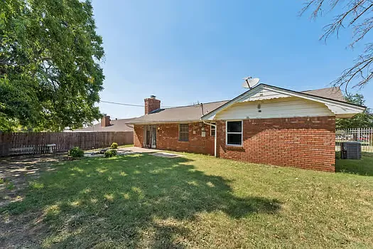 4208 NW 61st Ter — Photo 16