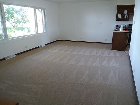 Large living room with the lake view
