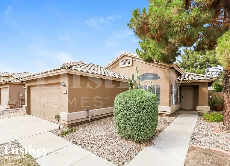 7356 W Crest Ln — Photo 2
