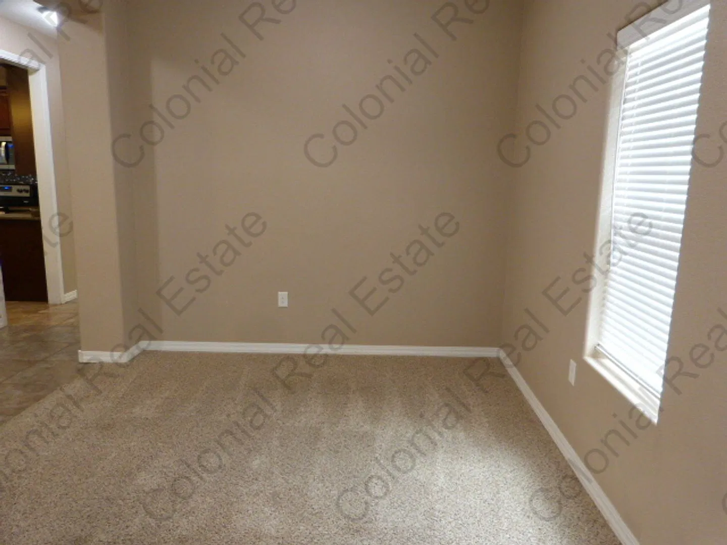 Spacious modern 4 bedroom home — Photo 4