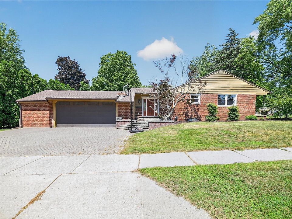 1st image of 876 Riverside Dr