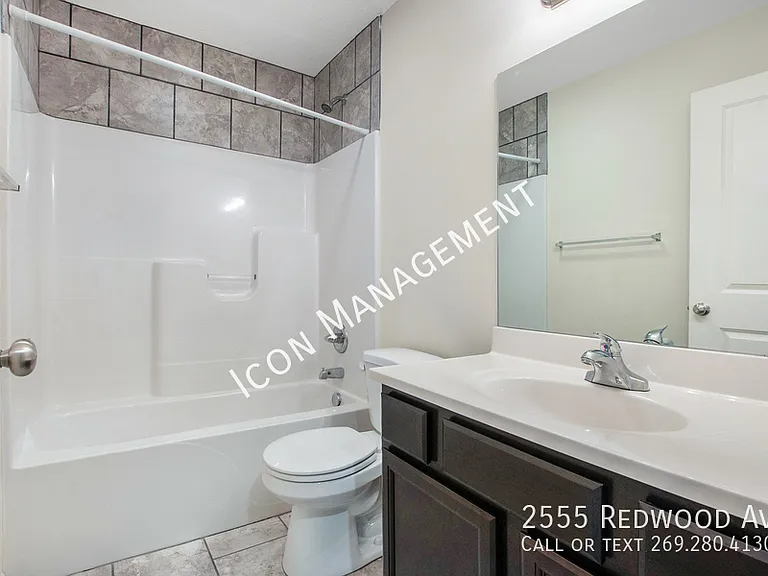 2555 Redwood Ave — Photo 8