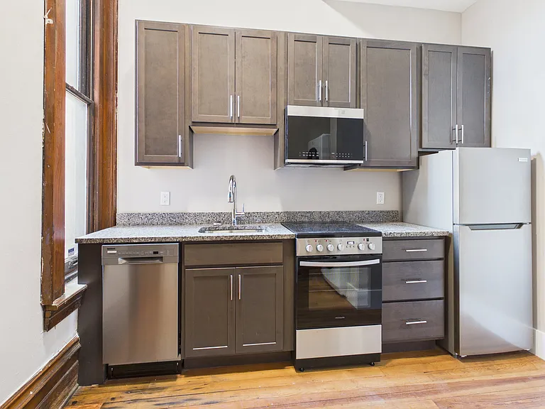7 East Franklin — Photo 18