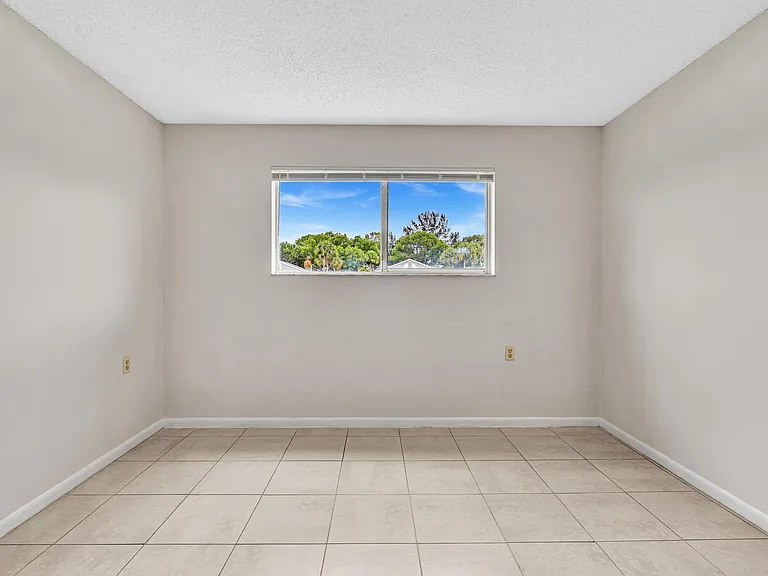 1020 Lake Victoria Dr #B — Photo 22