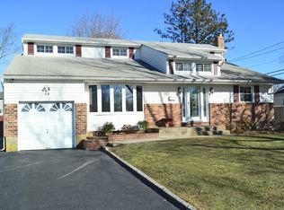 10 Hayrick Ln, Commack, NY 11725