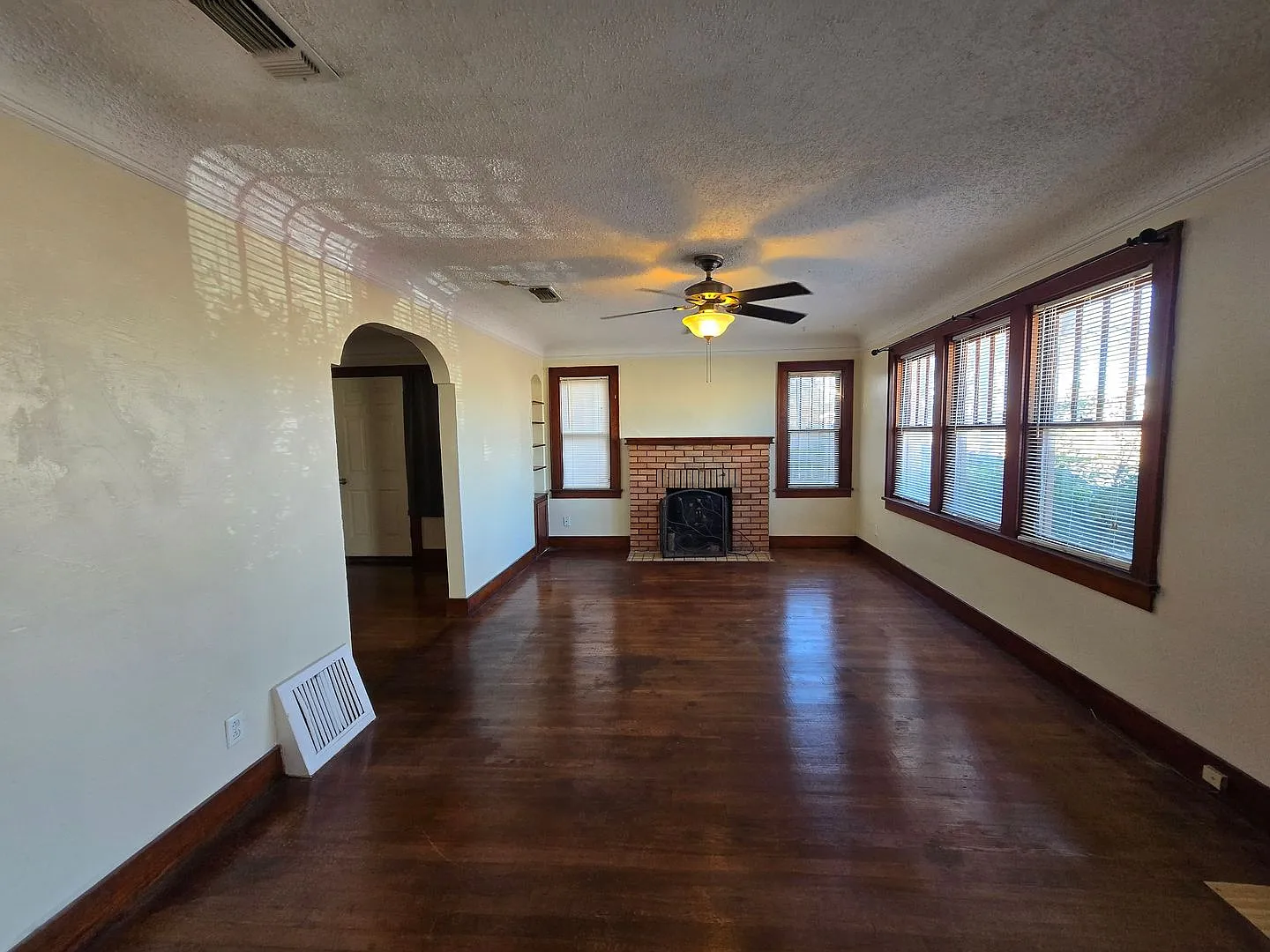 Beautiful brick home! — Photo 4