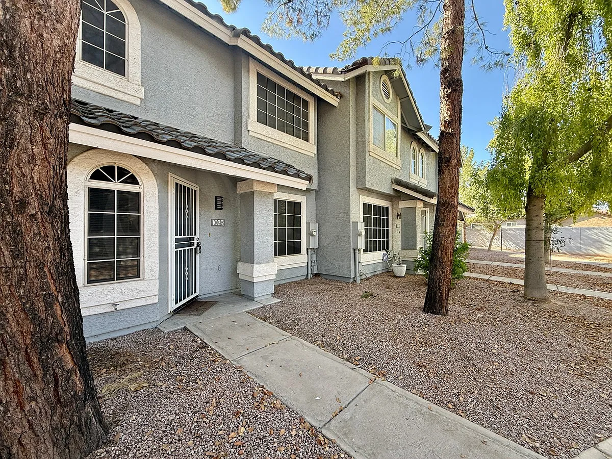 3 bed, 2.5 bath, 1238 sqft, $1,799 — Photo 3