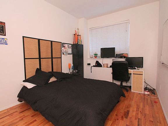 4th image of 320 E 65th St #207