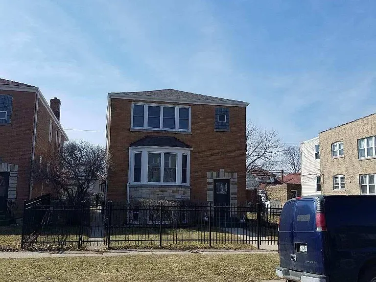 6726 N Artesian Ave #2 — Photo 2