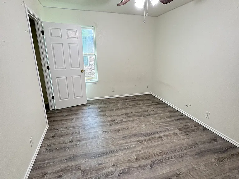 427 Cynisca St #C — Photo 8