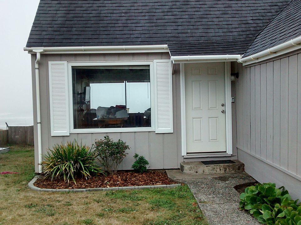 fully fenced entry yard