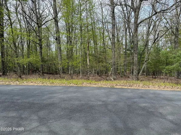 21 Juniper Way, Hawley, PA 18428