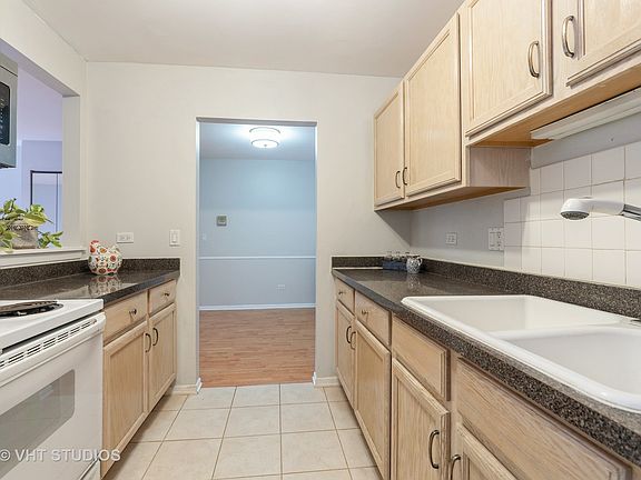 4th image of 880 N Lakeside Dr APT 1C