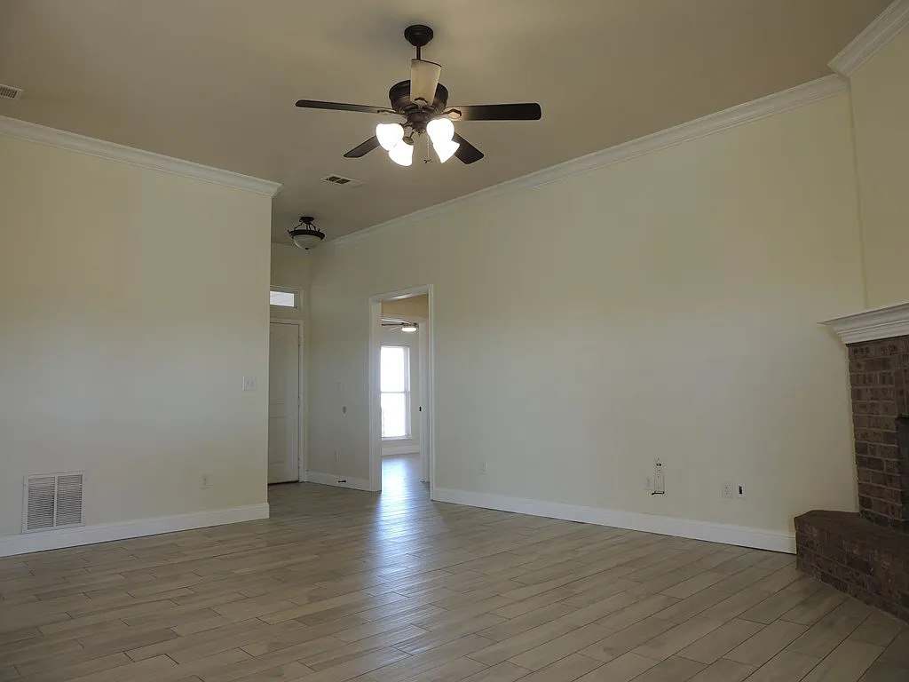 3 bed, 2.0 bath, 1677 sqft, $2,200 — Photo 4