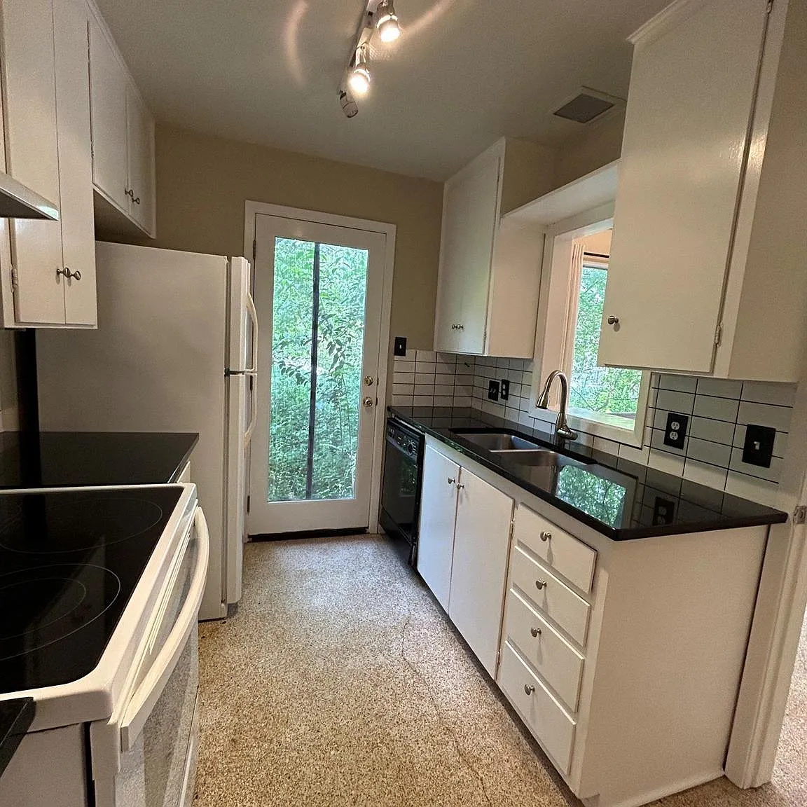 2 bed, 2.0 bath, 2458 sqft, $2,400 — Photo 2