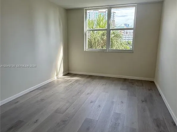 300 Bayview Dr APT 211, Sunny Isles Beach, FL 33160