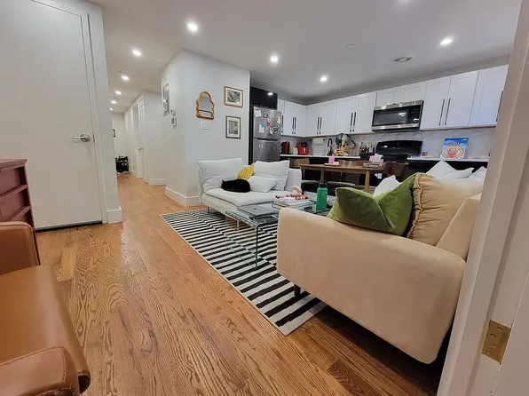 521 Willoughby Avenue image 1 of 9