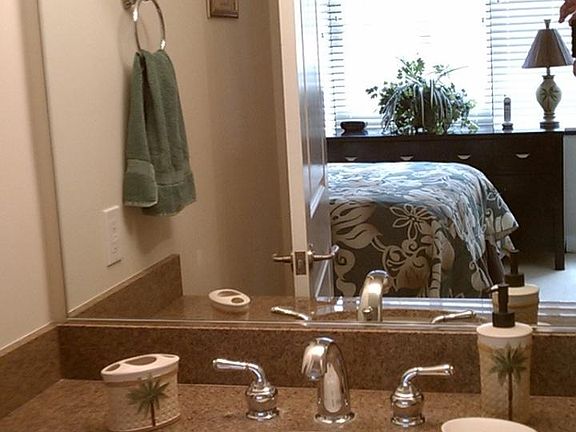 Guest Full bathroom, shower & Tub.