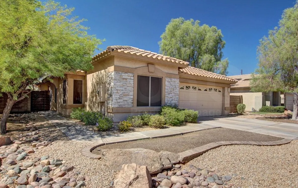 3 bed, 2.0 bath, 1679 sqft, $2,149 — Photo 2
