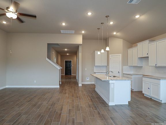 5th image of 113 Calgary Dr.