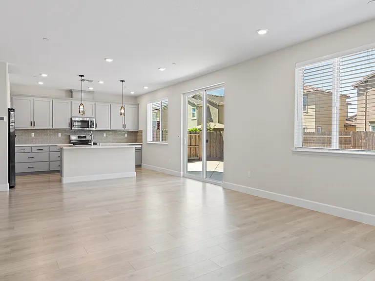 548 Aliki Dr — Photo 3