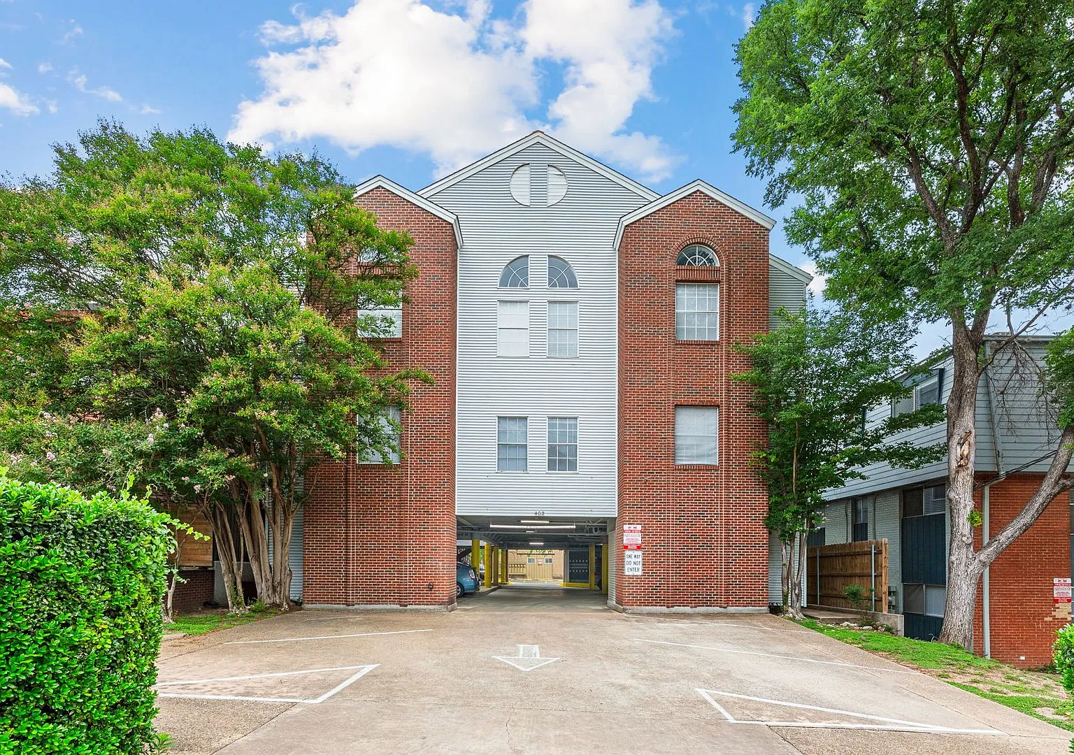 402 Nova Apartments — Photo 2