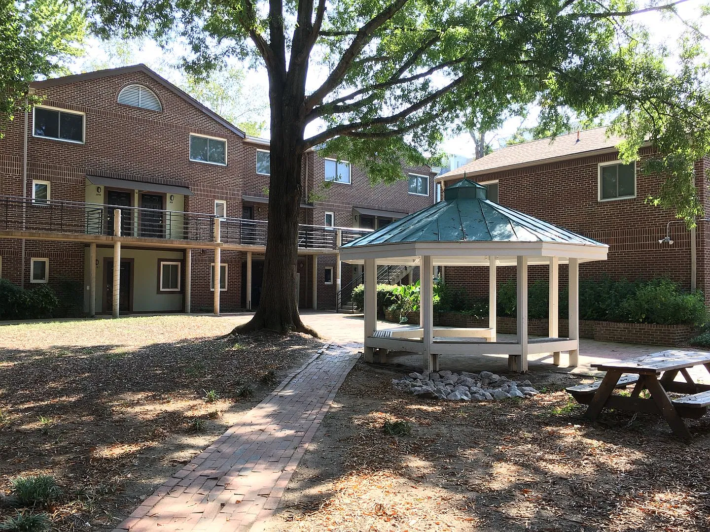 Walk to Campus! Upper Level 2br in Chancellor Square available for 2027-2028 — Photo 3