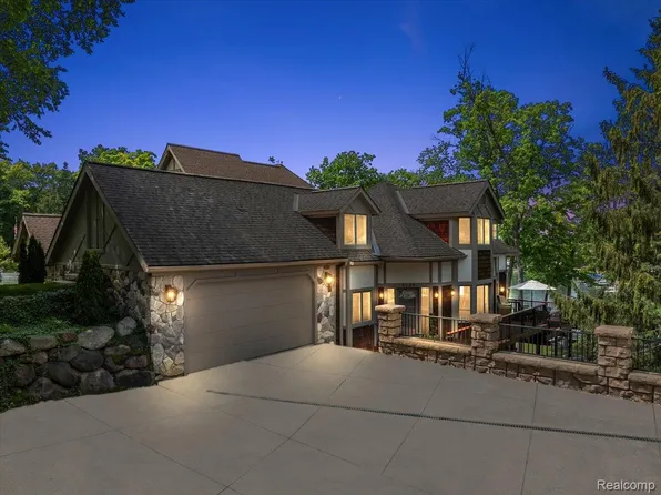 1739 Ridge Rd, White Lake, MI 48383