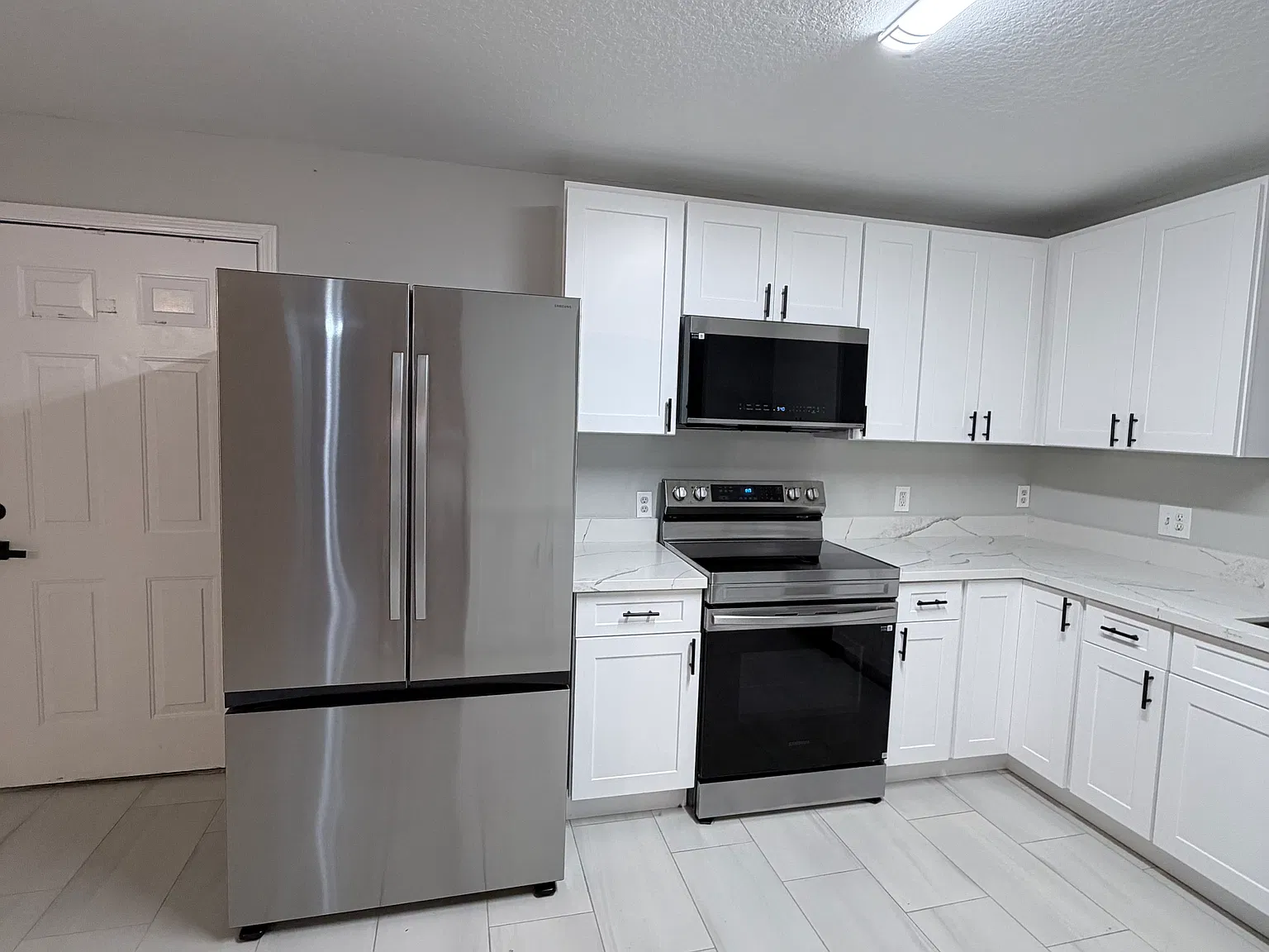 2985 Bay St — Photo 3