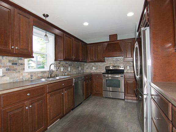 5th image of 173 Depot Ln