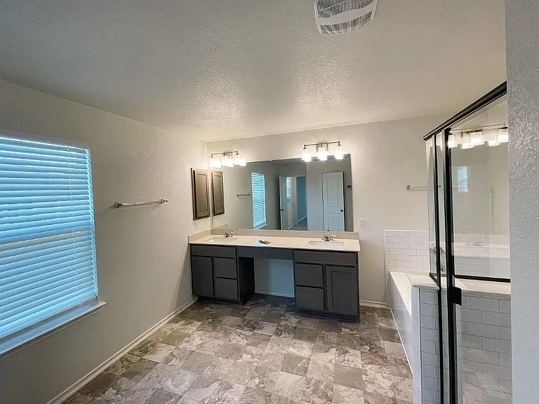 704 Zelia Gln — Photo 8