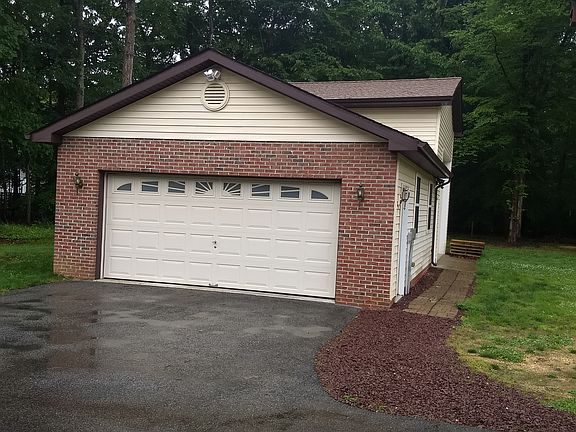 Detached garage