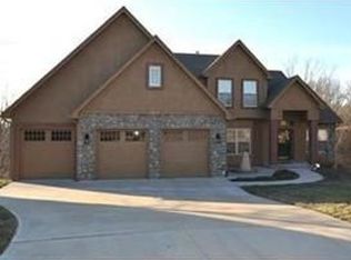 6010 NW Forest Dr, Parkville, MO 64152
