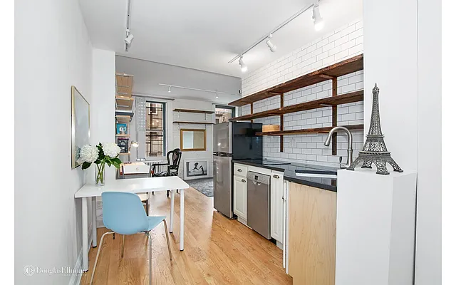 Sold by Douglas Elliman | media 21