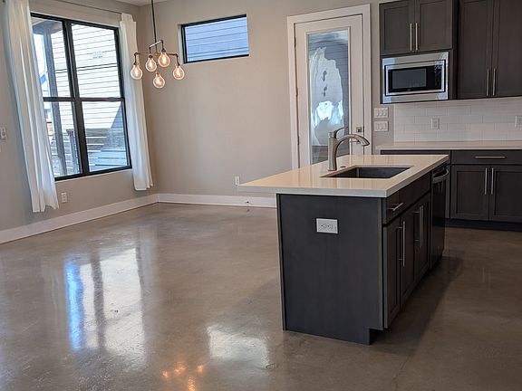 3rd image of 203 Nogalitos St Unit 12