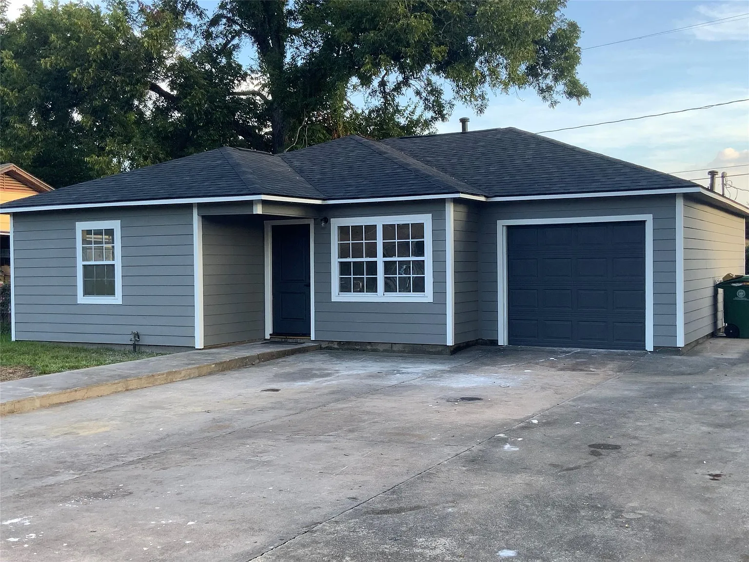 3 bed, 1.0 bath, 1082 sqft, $1,750 — Photo 3