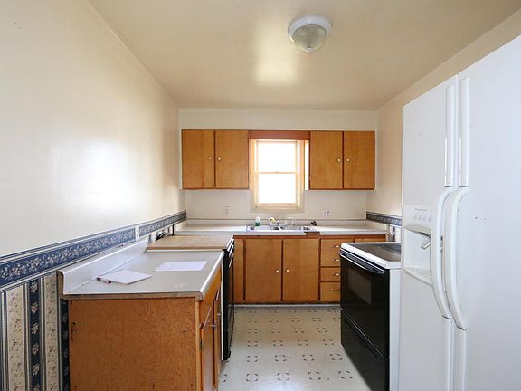 4th image of 902 Young St