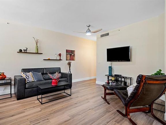 4th image of 630 Sapodilla Ave #111