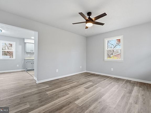 4th image of 984 Oak Park Rd