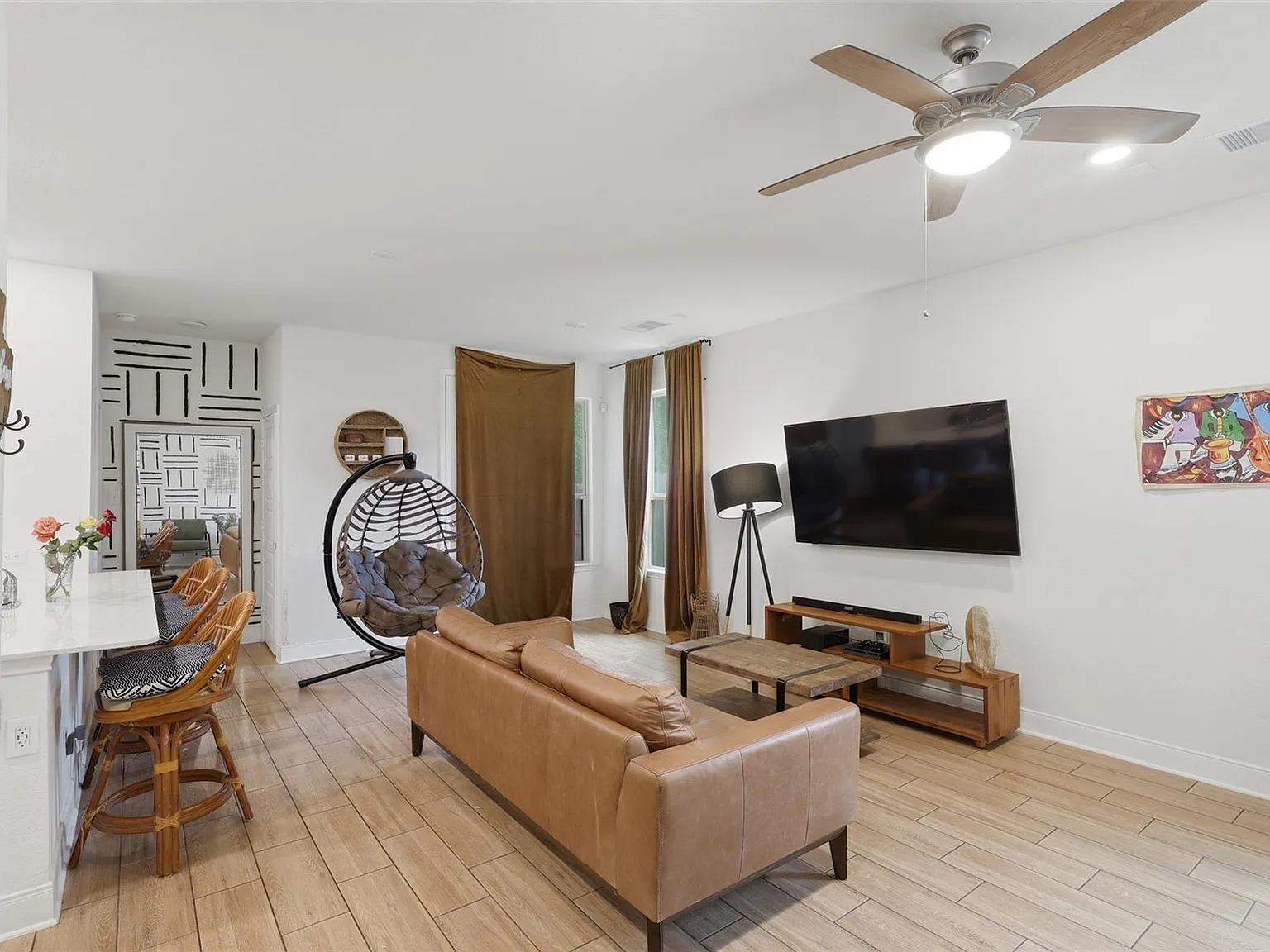 3 bed, 2.0 bath, 1368 sqft, $2,000 — Photo 3