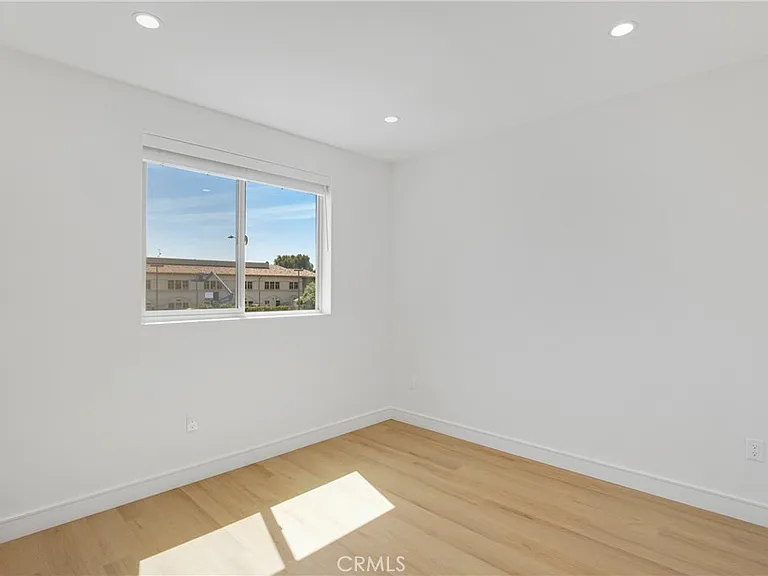 4855 Woodman Ave — Photo 22