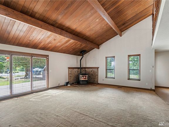 ~Large Livingroom with vaulted ceilings, tons of natural light and pellet burning stove~