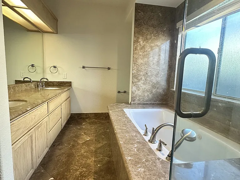2221 Banbury Cir — Photo 30