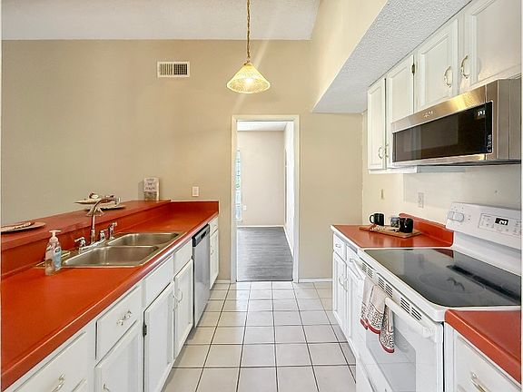 3rd image of 12903 La Quinta St