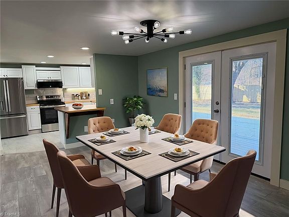 3rd image of 215 Oakwoods Ln