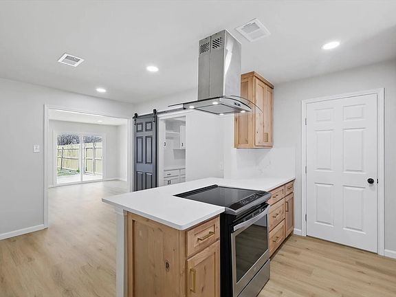 4th image of 1912 Sierra Dr