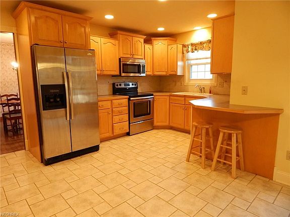 5th image of 2224 Wisteria Way