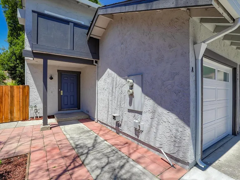 139 Brenton Ct — Photo 2